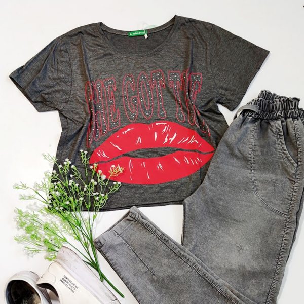 289001915-01-min تیشرت کراپ چاپ لب - مانتو پاتریس رشت