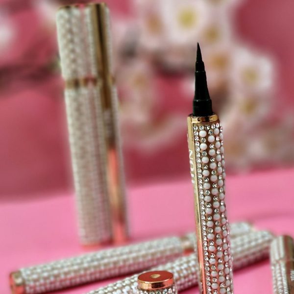 خط چشم ماژیکی NOIE_ مانتو پاتریس رشت