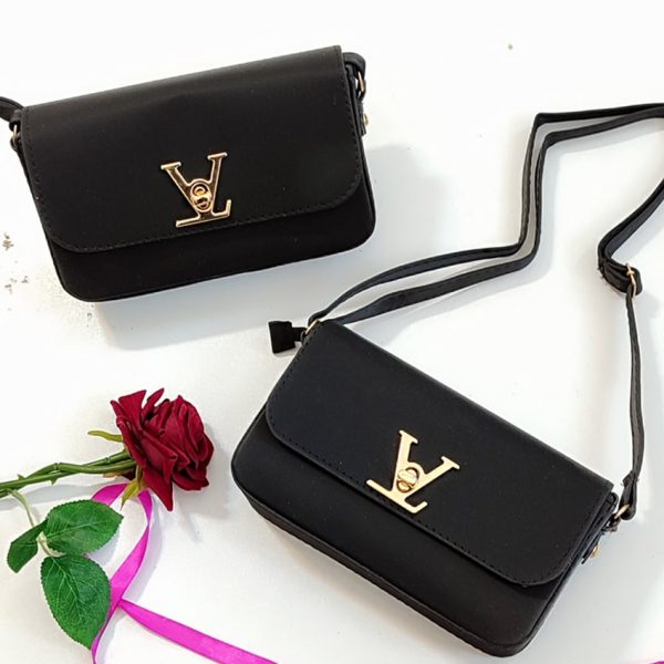 393001127-2-min کیف دوشی بزرنتی مشکی سگک ال وی