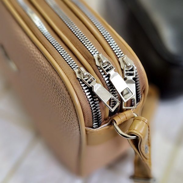 393001202-3-min کیف دوشی 3 زیپ نواری