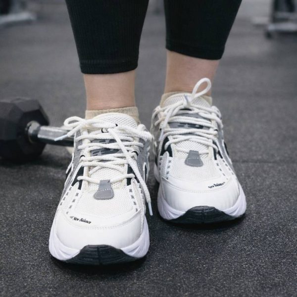 کتونی نیوبالانس سفید طوسی